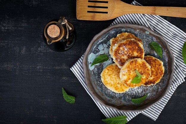 Foto panquecas de coalhada doce com menta panquecas de queijo cottage ou syrniki