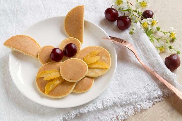 Panquecas de coelho engraçado com frutas