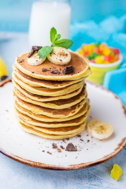 panquecas de comida assada lotes exuberantes com chocolate de banana e frutas cristalizadas