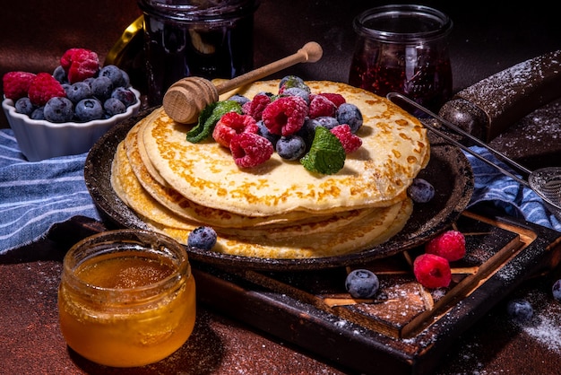 Panquecas de crepes com bagas