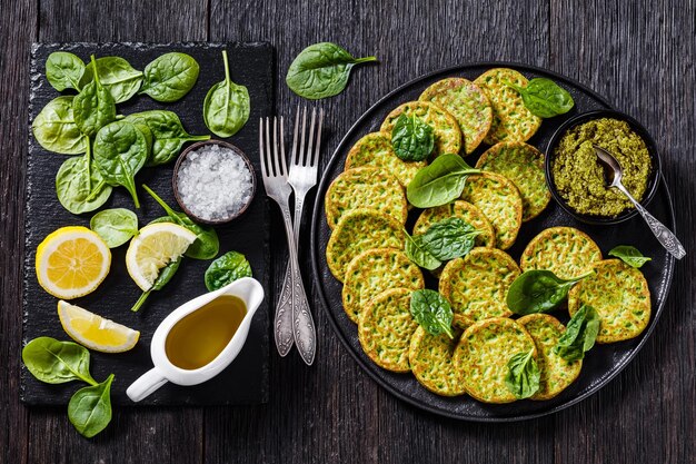 Foto panquecas de espinafre em prato preto com pesto de manjericão