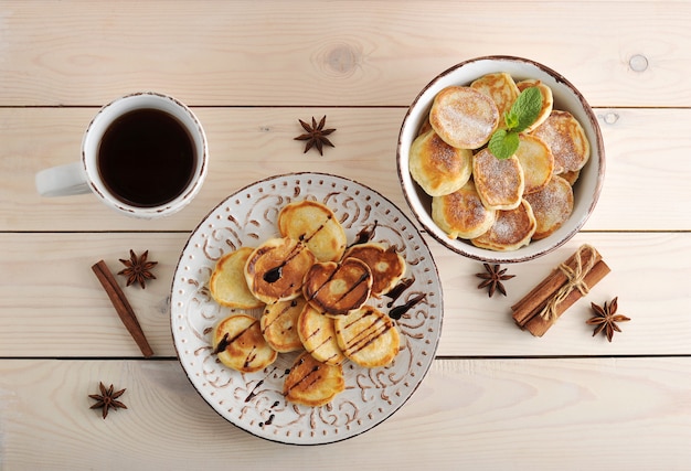 Panquecas de queijo com baunilha e chocolate em uma tigela