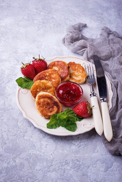 Panquecas de queijo com geléia de morangos