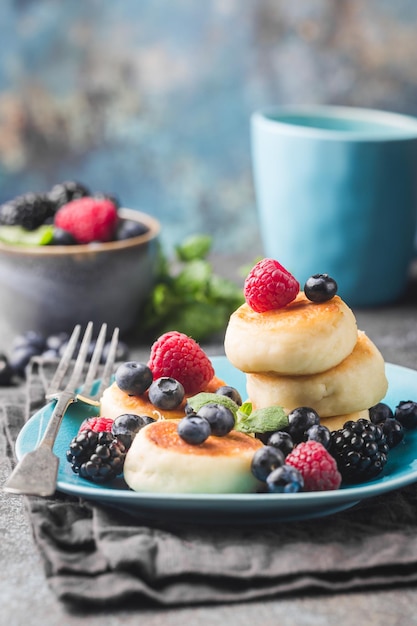 Panquecas de queijo cottage com frutas. Café da manhã saudável.