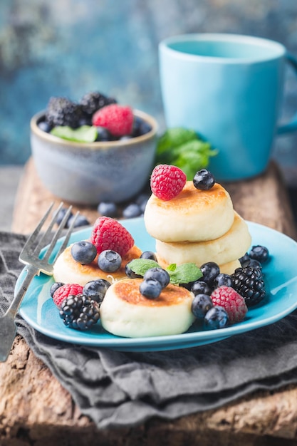 Panquecas de queijo cottage com frutas. Café da manhã saudável.