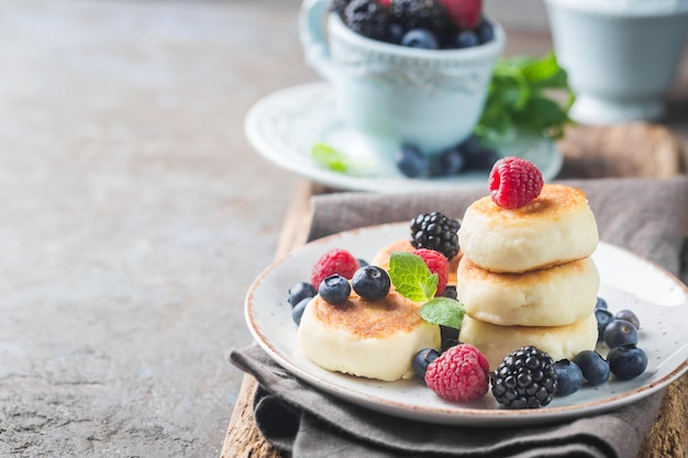 Panquecas de queijo cottage com frutas. Café da manhã saudável.