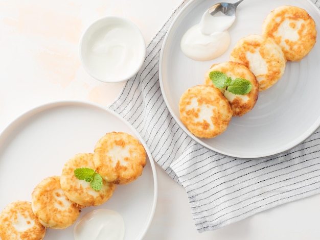 Panquecas de queijo cottage syrniki em um fundo claro Copiar espaço