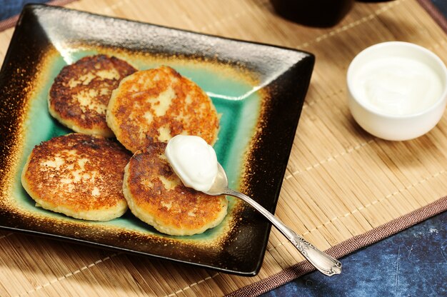 Panquecas de queijo fresco com creme de leite