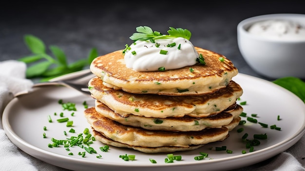 Panquecas de quinoa com creme de leite em um prato