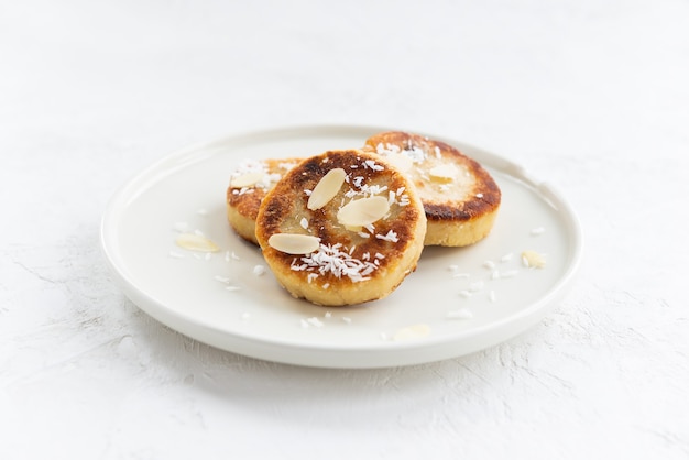 Panquecas de tofu em um prato sobre um fundo claro