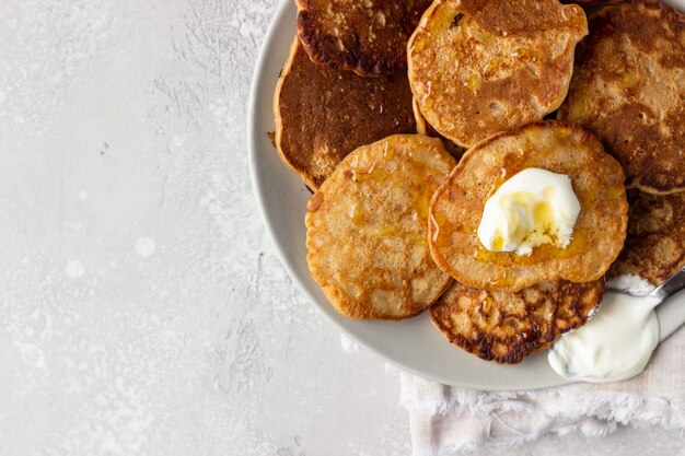 Panquecas de trigo sarraceno com mel e creme de leite