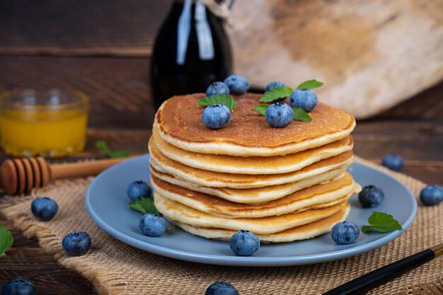 Panquecas deliciosas com mirtilos e mel Panquecas doces com bagas frescas