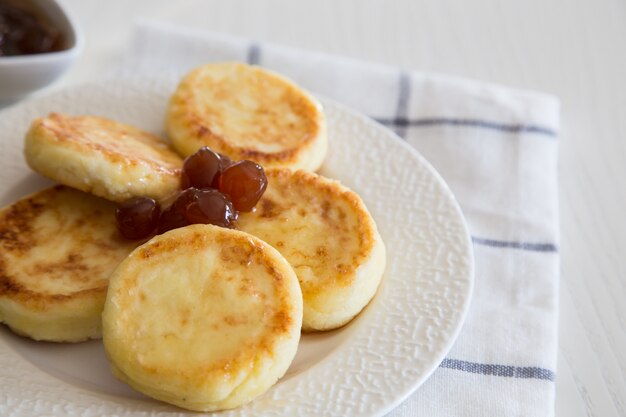 Panquecas do requeijão, syrniki tradicional caseiro do ucraniano e do russo.