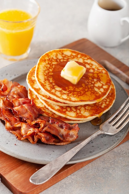 Panquecas doces com manteiga e bacon tradicional café da manhã americano