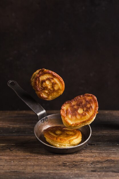 Panquecas e frigideira levitar sobre uma mesa