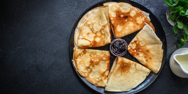 panquecas finas, crepes e geléia