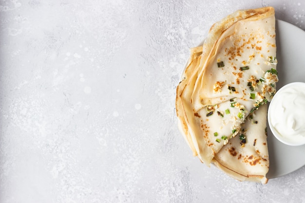 Panquecas finas ou crepes com ovo, cebola verde e creme de leite