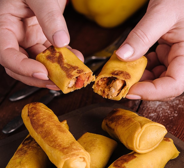 Panquecas frescas com carne nas mãos