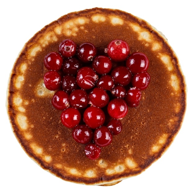 Panquecas fritas com cranberries em forma de coração isoladas no fundo branco.