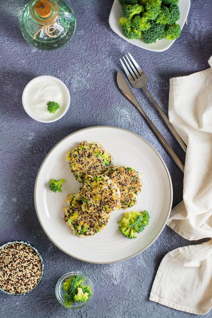 Foto panquecas fritas de mistura de quinoa e brócolis em um prato comida vegetariana saudável vista superior e vertical
