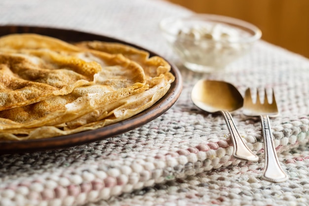 Foto panquecas fritas finas em um prato