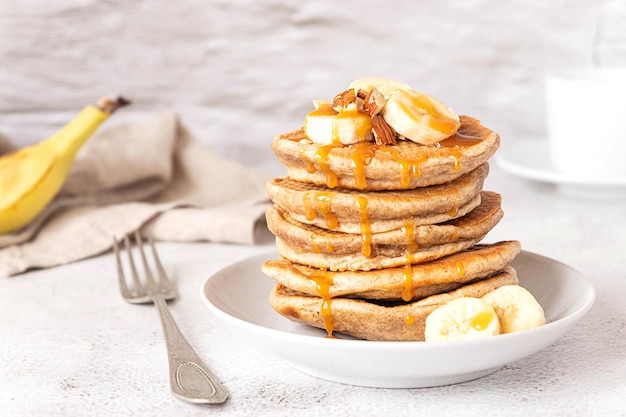 Panquecas integrais com banana e molho de caramelo delicioso café da manhã