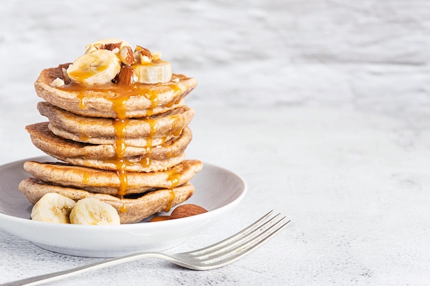 Panquecas integrais com banana e molho de caramelo delicioso café da manhã