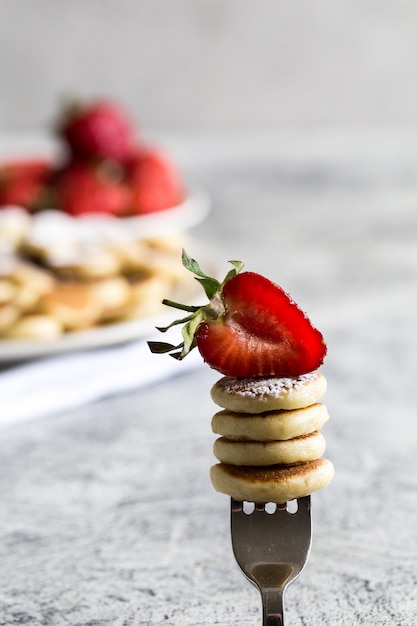 Panquecas minúsculas e deliciosas em um garfo