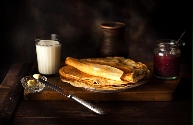 Panquecas panquecas finas ou crepes com geléia em um prato branco