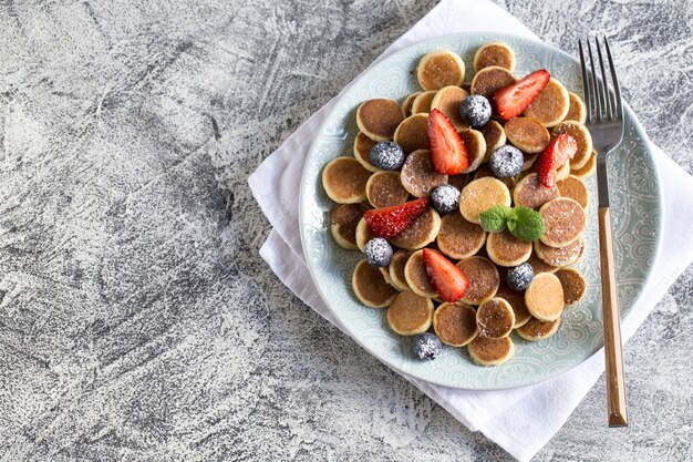 Panquecas pequenas e deliciosas em um prato