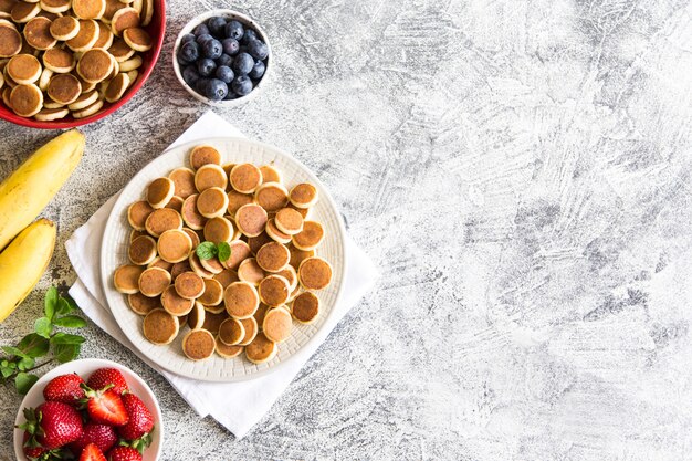 Panquecas pequenas e deliciosas em um prato