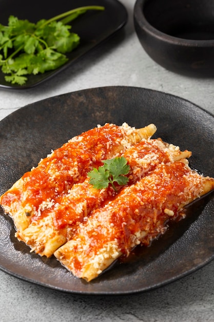 Panquecas recheadas com carne picada e cobertas com molho de tomate e queijo ralado