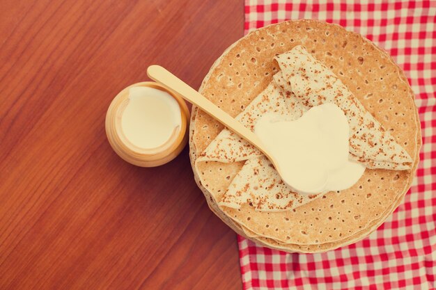 Panquecas russas ou blini com creme de leite. Vista do topo. Semana da panqueca. Entrudo. Espaço para texto