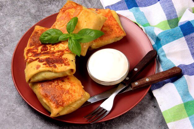 Panquecas russas tradicionais ou blini com requeijão. Panquecas recheadas com coração ou carne picada