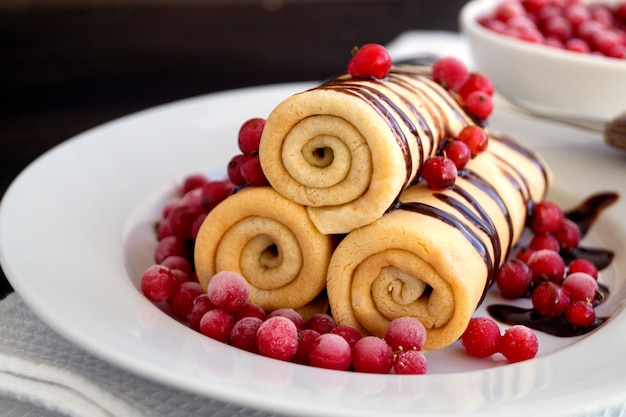 Panquecas torcidas com frutas e molho de chocolate