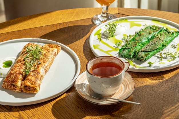 Panquecas tradicionais russas para panquecas Maslenitsa com panquecas de salmão com panquecas de mel no café da manhã