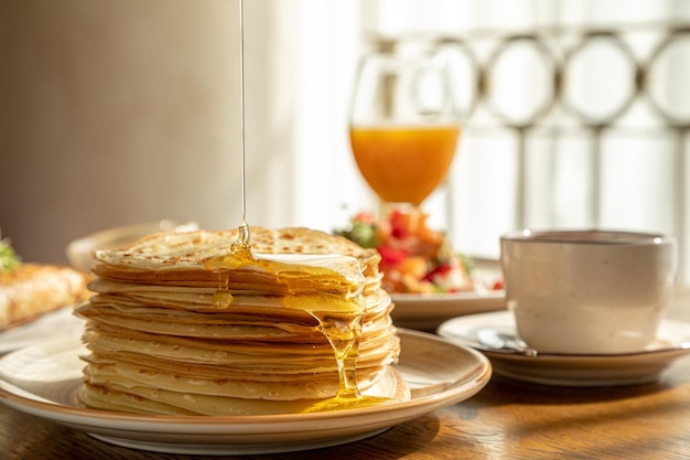 Panquecas tradicionais russas para panquecas Maslenitsa com panquecas de salmão com panquecas de mel no café da manhã