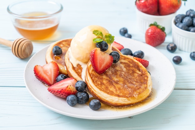 panqueque con arándanos, fresas, miel y helado de vainilla