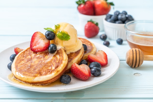 panqueque con arándanos, fresas, miel y helado de vainilla