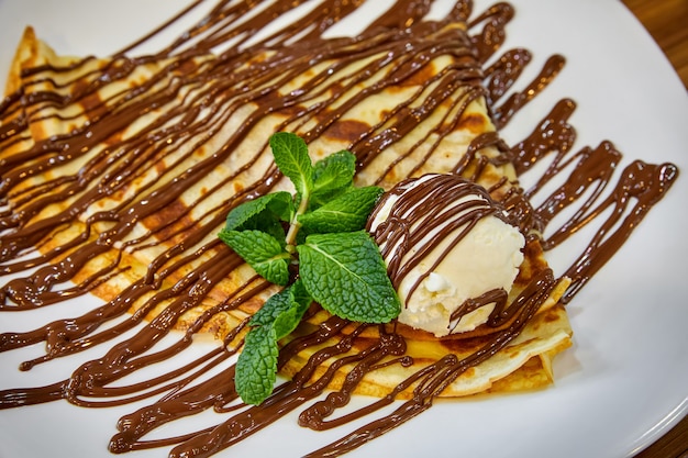 Panqueque con bola de helado y chocolate