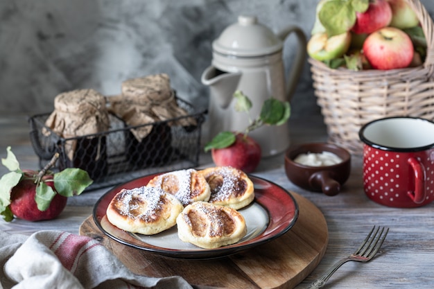 Panqueque casero fresco con manzanas, miel y canela