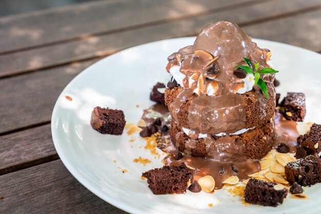 Panqueque de chocolate con helado de chocolate y brownies