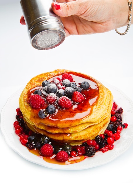 panqueque delicioso con fruta fresca en blanco