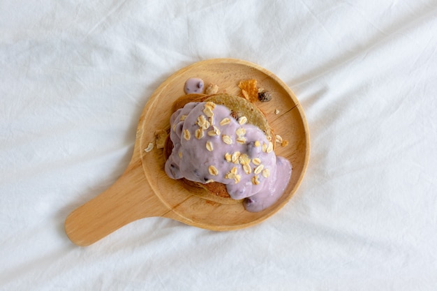 Panqueque dietético casero con yogur de frutas variadas.