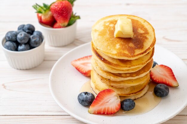 panqueque con fresas, arándanos y miel