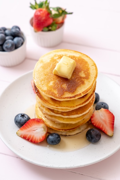 panqueque con fresas, arándanos y miel