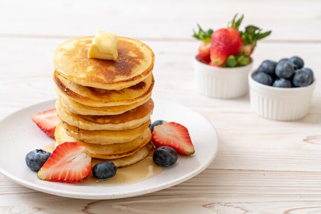 panqueque con fresas, arándanos y miel