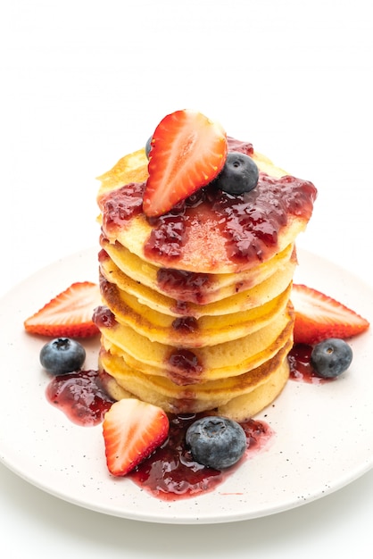 panqueque con fresas, arándanos y salsa de bayas