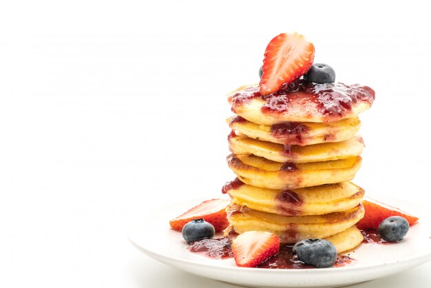 panqueque con fresas, arándanos y salsa de bayas