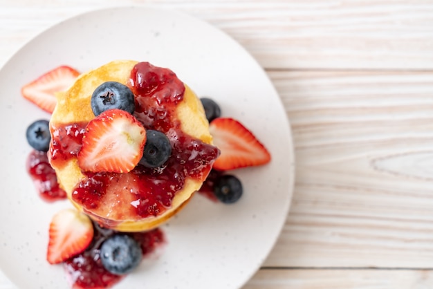 panqueque con fresas y arándanos